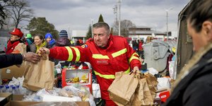 Πολωνοί στο πλευρό των Ουκρανών προσφύγων