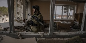 Ουκρανός στρατιώτης σε κατεστράμμενο κτίριο στην πόλη Στογιάνκα στην Ουκρανία