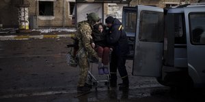 Κάτοικοι εγκαταλείπουν την Μαριούπολη 