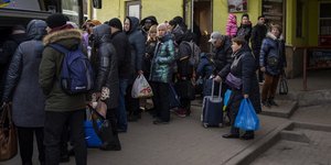 ουκρανοι με τσαντες λεωφορειο