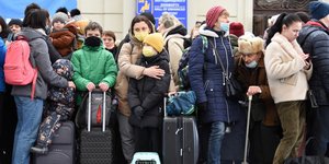 Πρόσφυγες από την Ουκρανία στο σταθμό της πόλης Λβιβ περιμένουν το τρένο για την Πολωνία