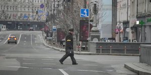 Ουκρανός πολιτοφύλακας στους άδειους δρόμους του Κιέβου