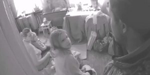 Διάσωση οικογένειας από βομβαρδισμένο σπίτι στο χωριό Makarov της Ουκρανίας