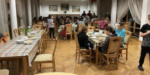 παιδια τρωνε τραπεζια