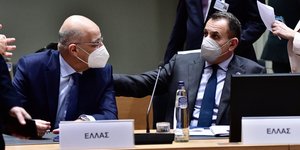 Ο Νίκος Παναγιωτόπουλος με τον Νίκο Δένδια, στο Συμβούλιο των Βρυξελλών