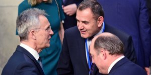 Ο Νίκος Παναγιωτόπουλος σε συζητήσεις με τον Γενς Στόλτενμπεργκ στο περιθώριο της Συνόδου του ΝΑΤΟ