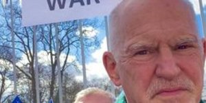 Ο Γιώργος Παπανδρέου σε διαδήλωση στο Στρασβούργο