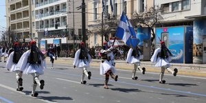 Οι Εύζωνες παρελαύνουν στο κέντρο της Αθήνας για την 25η Μαρτίου