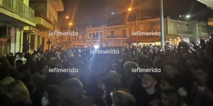 Ξεχειλίζει η οργή έξω από το σπίτι της Ρούλας Πισπιρίγκου στην Πάτρα