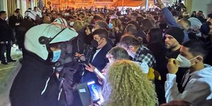 Αστυνομικοί έξω από το σπίτι της Ρούλας Πισπιρίγκου στην Πάτρα 