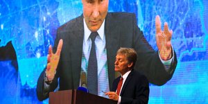 Ο Πεσκόφ στο βήμα, ο Πούτιν στην γιγαντοοθόνη