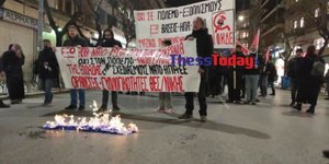 Διαδηλωτές έκαψαν σημαία του ΝΑΤΟ στη Θεσσαλονίκη