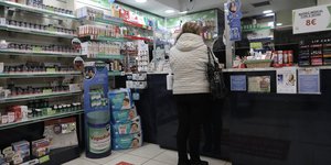 λευκο μπουφαν φαρμακειο