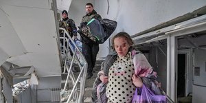 Έγκυος τραυματίστηκε όταν Ρώσοι βομβάρδισαν νοσοκομείο στη Μαριούπολη