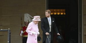 Η βασίλισσα Ελισάβετ Β' με τον εγγονό της πρίγκιπα Χάρι