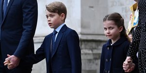 Πριγκίπισσα Σάρλοτ και πρίγκιπας Τζορτζ στο μνημόσυνο του προπάππου τους