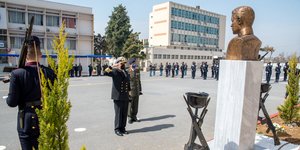 Η προτομή του λοχαγού ιατρού Φωκά Φωκά που διακρίθηκε στη Μικρά Ασία αποκαλύφθηκε στο ομώνυμο στρατόπεδο