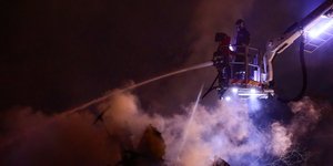 Μεγάλη πυρκαγιά σε αποθήκη στον Ταύρο