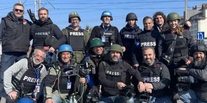 Οι Έλληνες ρεπόρτερ στο Κίεβο εύχονται χρόνια πολλά για την 25η Μαρτίου