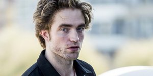 Ρόμπερτ Πάτινσον με μαύρη μπλούζα