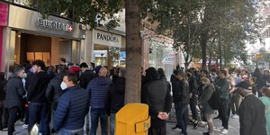 Ουρές στην Ερμού για ένα ρολόι