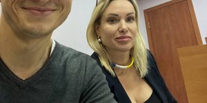 H Ρωσίδα δημοσιογράφος με το πλακάτ