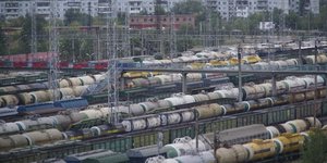 Τρένα μεταφοράς εμπορευμάτων σε σιδηροδρομικό σταθμό της Ρωσίας