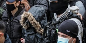 Η Ρούλα Πισπιρίγκου οδηγείται στον ανακριτή 