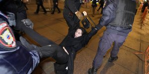 Εισβολή στην Ουκρανία: Οι ρωσικές αρχές συλλαμβάνουν δια της βίας γυναίκα σε αντιπολεμική διαδήλωση