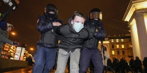 Ρωσία: Σύλληψη νεαρού που διαδηλώνει κατά του πολέμου στην Ουκρανία