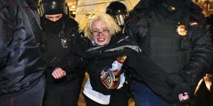 Διαδηλώτρια συλλαμβάνεται στην Αγία Πετρούπολη, σε διαδήλωση κατά της εισβολής στην Ουκρανία