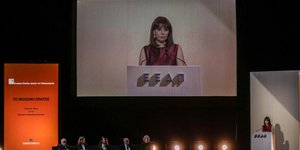 Η Κατερίνα Σακελλαροπούλου κατά τη διάρκεια Ομιλίας της στη Στέγη Γραμμάτων και Τεχνών του Ιδρύματος Ωνάση