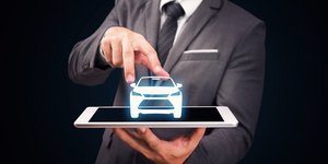 Αυτοκίνητο επάνω σε tablet