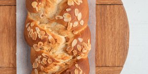 Συνταγή για νηστίσιμο τσουρέκι του Δημήτρη Μακρυνιώτη