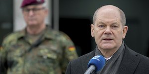 Ολαφ Σολτς πισω στρατιωτης 