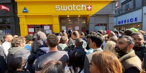 Ουρές στο υποκατάστημα της Swatch στο Λονδίνο 
