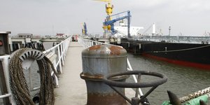 Τάνκερ προμηθεύεται με πετρέλαιο από λιμάνι της Ρωσίας