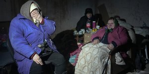 Ηλικιωμένες Ουκρανές προστατεύονται σε καταφύγιο, λίγο έξω από το Κίεβο