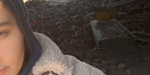 Μία χρήστης του TikTok από το Chernihiv ξεναγεί τους ακολούθους της σε ένα βομβαρδισμένο τοπίο