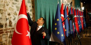 Η τουρκική σημαία δίπλα σ' εκείνη της ΕΕ 