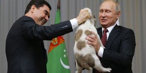 Ο πρώην πρόεδρος του Τουρκμενιστάν με τον Πούτιν