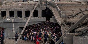 Στο Ιρπίν άμαχοι, κυρίως γυναικόπαιδα, κρύβονται κάτω από βομβαρδισμένη γέφυρα