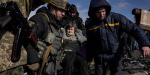 Στιγμιότυπο από την απομάκρυνση πολιτών στα περίχωρα του Κιέβου