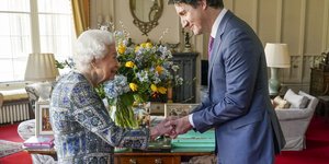 Η βασίλισσα Ελισάβετ με τον Τζάστιν Τριντό