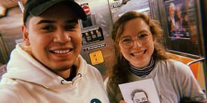 Καλλιτέχνης στο μετρό με γυναίκα