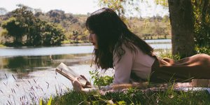 γυναίκα διαβάζει βιβλίο