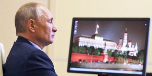 Ο Ρώσος Πρόεδρος Βλαντιμίρ Πούτιν στο γραφείο του στη Μόσχα
