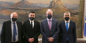 Ο Πρόεδρος της Βουλής Κωνσταντίνος Τασούλας με τους ομογενείς από τη Βόρειο Ήπειρο