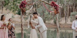 νύφη και γαμπρός φιλιούνται 