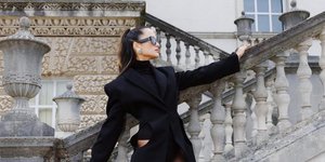 γυναίκα με σακάκι-φόρεμα